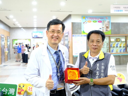 小港醫院獲善心里長父子捐贈72台輪椅 提升醫療照護品質