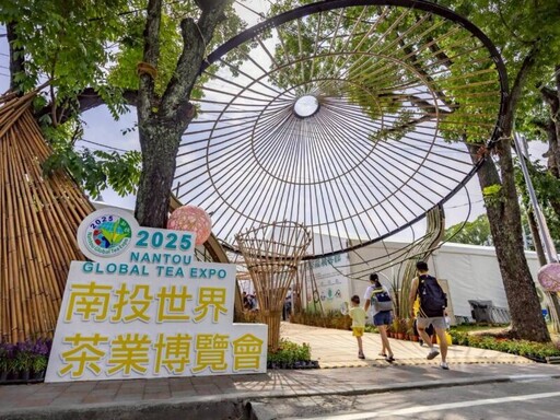 南投世界茶業博覽會開幕 許淑華親啟2024年封存的茶甕舀出茶葉給茶藝師 象徵傳承