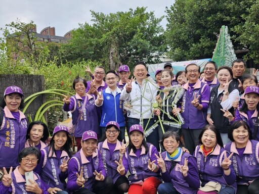 平鎮三安社區共創環保聖誕樹 蘇俊賓偕志工12月20日一同點燈