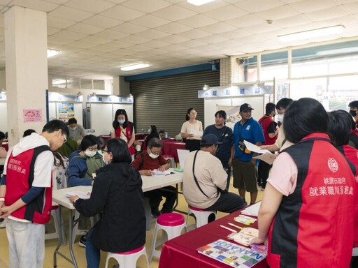 桃市府就職處年終徵才現場氣氛熱絡 職來運轉開薪局