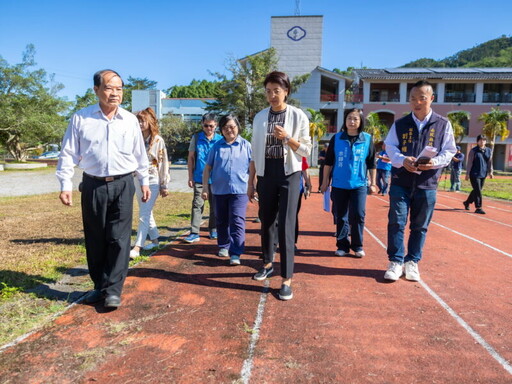 許淑華縣長視察鹿谷國中 核定950萬改善運動環境