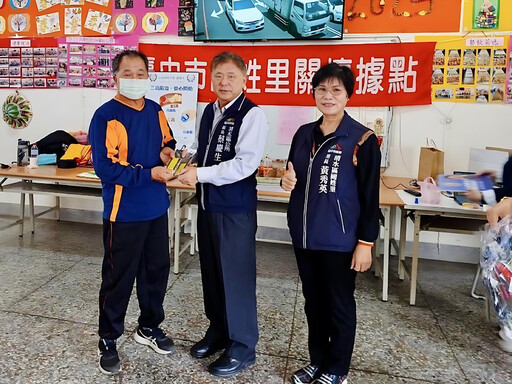 打造高齡友善 清水區公所關懷據點致贈反光條 提升長者交通安全意識
