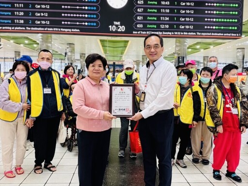 高鐵桃園站關懷弱勢 助身障者秋遊故宮南院