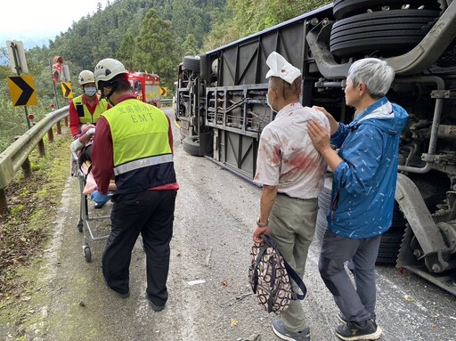 大同鄉太平山公路遊覽車翻覆37人輕重傷
