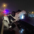 天雨路滑 國道5號自小客翻車駕駛人受傷
