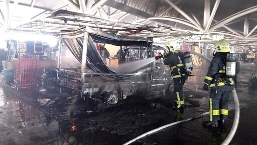 初三宜蘭果菜批發市場火警燒毀車輛