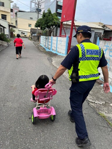 女童騎乘三輪車迷航 虎警化身小幫手推送護返家