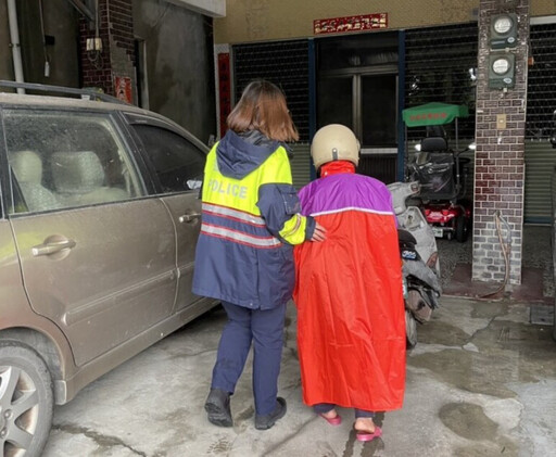 老嫗騎車經平交道不慎自摔 警民見狀合力救援