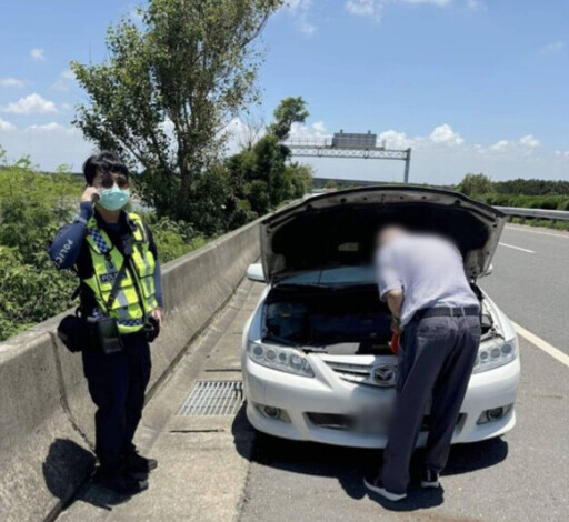 男子烈日下車故障 臺西警協助駕駛安心