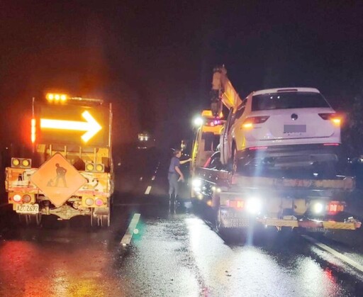 臺61線快速道路自撞護欄 北港警迅速排除疏導車流