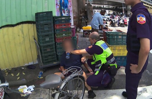 直擊單車騎士上演都市熱「倒」 攤商偕警神救援