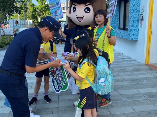 警察大頭娃娃活力應援 開學祭更添朝氣