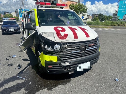 宜蘭市區車禍一起 行駛中貨車疏於注意擦撞執勤的救護車