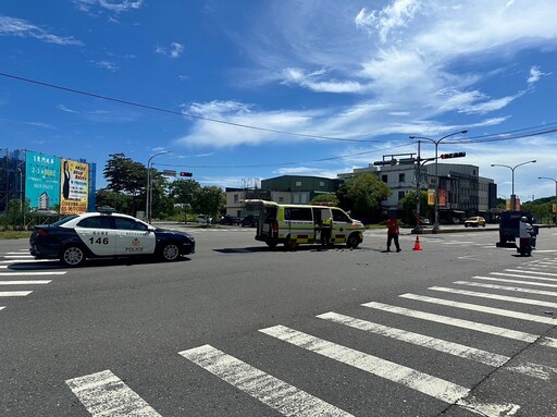 宜蘭市區車禍一起 行駛中貨車疏於注意擦撞執勤的救護車