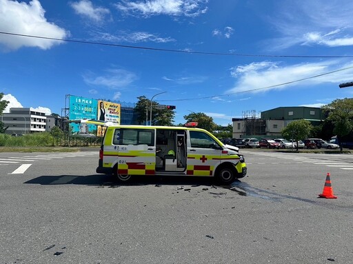 宜蘭市區車禍一起 行駛中貨車疏於注意擦撞執勤的救護車