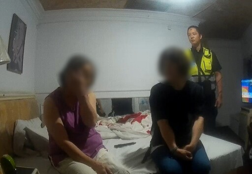 兒子爭吵母親心碎離家 見警偕女上門眼淚潰堤