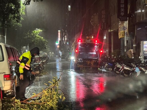 「康芮」快閃挾帶風雨 中警三分局鎮守轄區排除災情