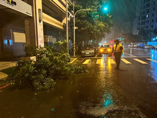 「康芮」快閃挾帶風雨 中警三分局鎮守轄區排除災情