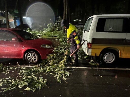 「康芮」快閃挾帶風雨 中警三分局鎮守轄區排除災情