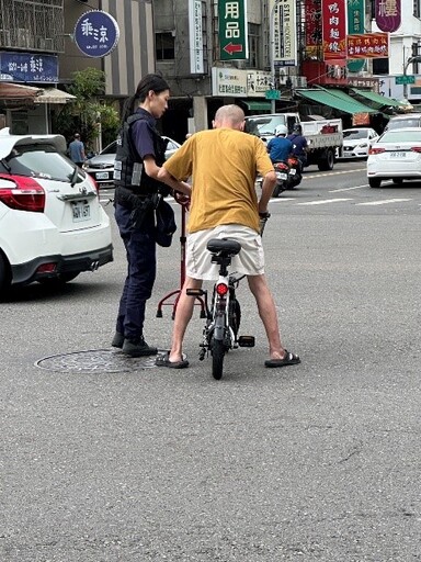 老翁腳傷受困車流中 苓雅警救援攙扶路邊