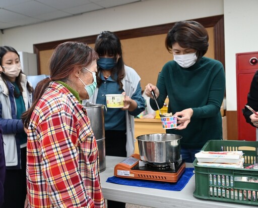 氣溫驟降饒慶鈴為弱勢民眾送熱食