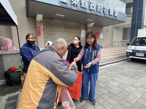 臺東送關懷感受溫暖！初一街友送熱湯禦寒衣物