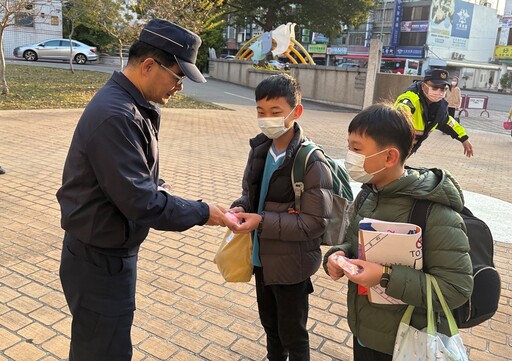 元宵前夕陪童迎接新學期 警察大頭娃娃提開學燈助陣