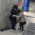 它罷工打亂吃鍋計畫 警化身「助行器」伸援女大生