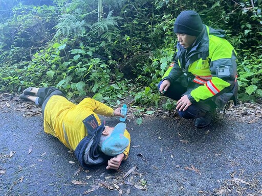 雲林縣老翁騎車迷航近百里 幸竹崎員警阿里山區尋獲送醫保住一命