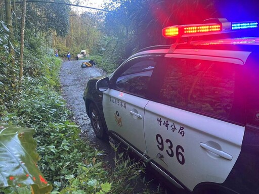 雲林縣老翁騎車迷航近百里 幸竹崎員警阿里山區尋獲送醫保住一命