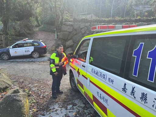 雲林縣老翁騎車迷航近百里 幸竹崎員警阿里山區尋獲送醫保住一命