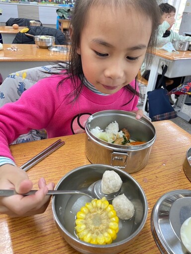 三和在地商舖回饋台東！贈國中小新鮮鬼頭刀魚丸 豐富營養午餐菜色變化