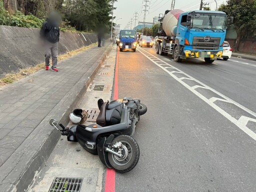 高雄小港北林路段交通意外事故 小貨車擦撞機車幸無大礙