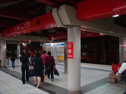 捷運石牌站旅客傷人事件已交警方偵辦 北捷慰問傷者負擔醫藥費