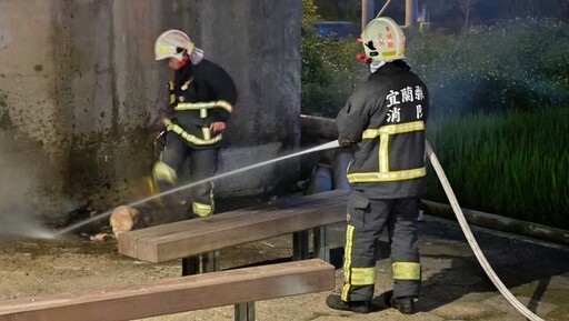廢棄棉被不明自燃 宜蘭鐵道高架下火警迅速撲滅