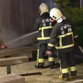 廢棄棉被不明自燃 宜蘭鐵道高架下火警迅速撲滅