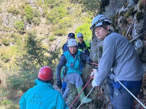 男子破曉單攻玉山失足墬崖50米 福大命大平安獲救