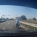 烈日下失智老翁雲林到義竹迷途 布袋警相助返家