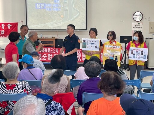 感恩月前進社區 警揭詐團「釣魚」技法引共鳴