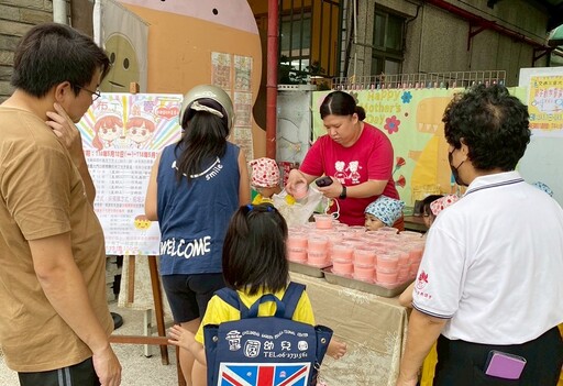 善心從小做起 幼兒義賣布丁送愛創世15年