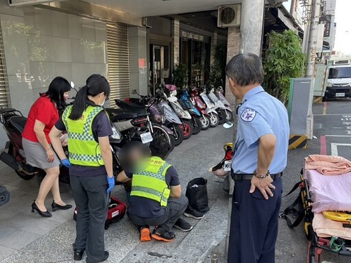 傾倒瞬間機車壓身 所長衝出上演即刻救援