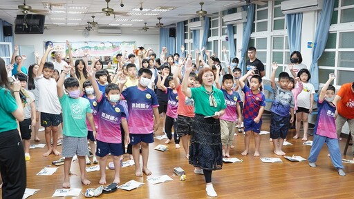 台灣無毒世界協會推互動遊戲本 深耕反毒教育首場嘉誠國小開跑