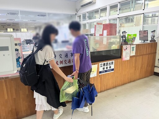 強風吹落展開流浪記 貴人接力助安全帽物歸原主