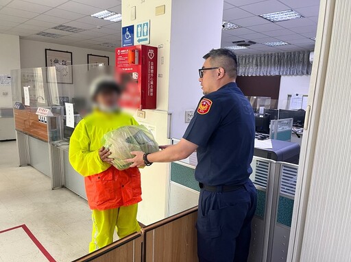 強風吹落展開流浪記 貴人接力助安全帽物歸原主