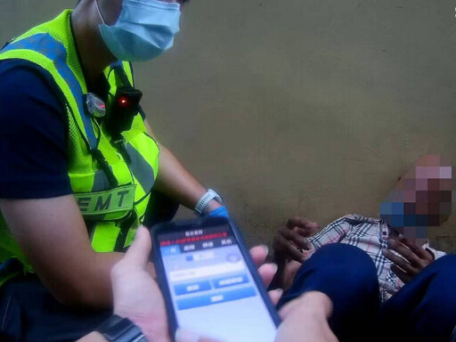 洗腎老翁未帶車卡無法坐車體力不支倒臥牆邊 布袋員警暖心協助脫困