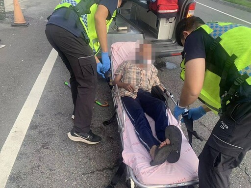 洗腎老翁未帶車卡無法坐車體力不支倒臥牆邊 布袋員警暖心協助脫困