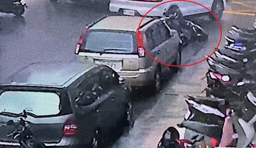 愛車開腸破肚求助警 火眼金睛讓落跑保時捷現形