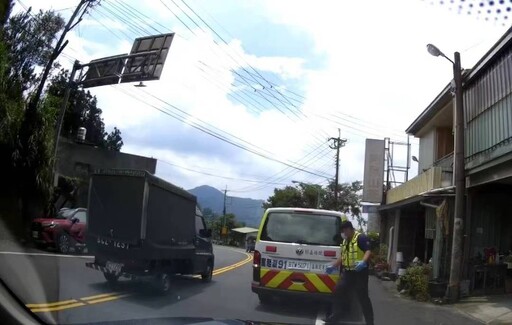 阿里山鄉民眾遭虎頭蜂螫傷癱軟 警消合力接駁緊急送醫挽救性命