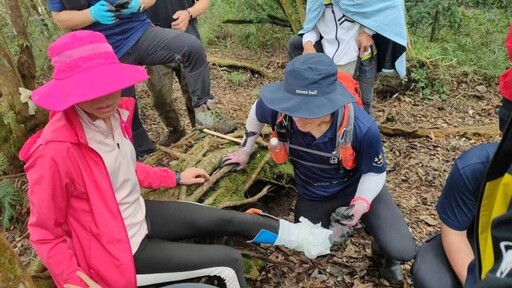 登山客攀登芙蓉山一女子險落深谷 竹崎員警急救援