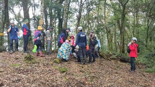 登山客攀登芙蓉山一女子險落深谷 竹崎員警急救援